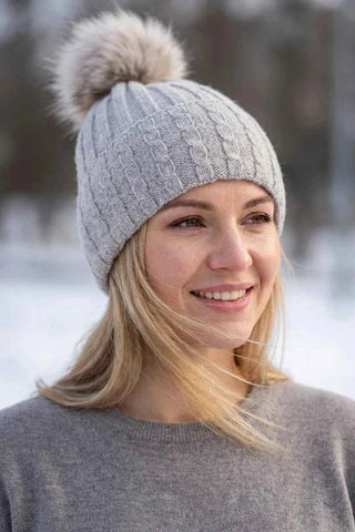 Czapka dzianinowa z pomponem i warkoczowym wzorem - Szara  30% angora