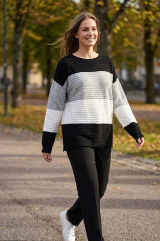 Sweter damski w pasy teksturowany - Czarno-szary