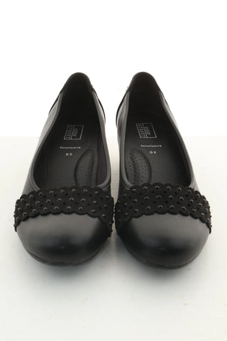 Černé pantofle