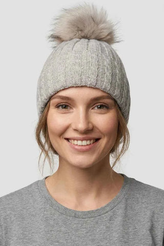 Czapka dzianinowa z pomponem i warkoczowym wzorem - Szara  30% angora